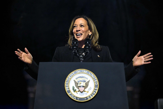 TOPSHOT-US-VOTE-POLITICS-HARRIS