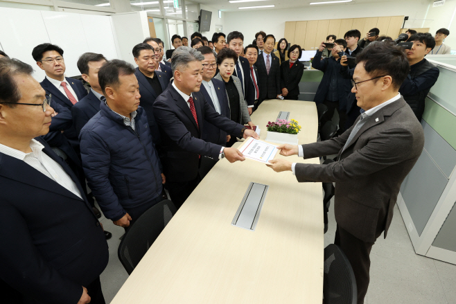 국민의힘, 김진경 의장 불신임의 건 제출