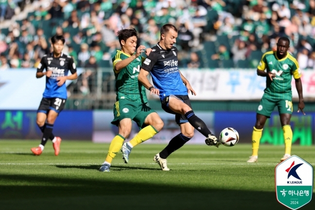 전북 현대와 인천 유나이티드가 경기를 치르고 있다. 한국프로축구연맹