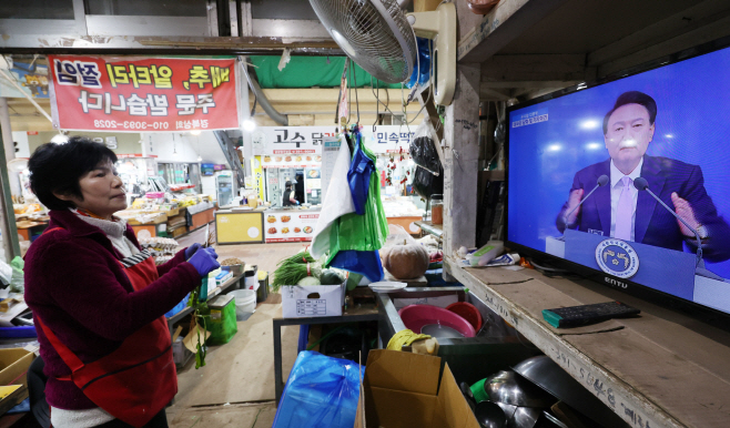 윤 대통령 대국민 담화·회견 지켜보는 상인<YONHAP NO-3750>