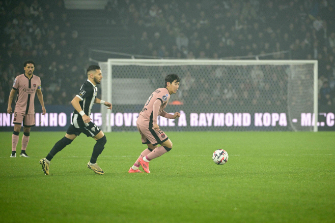 FBL-FRA-LIGUE1-ANGERS-PSG