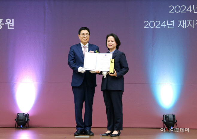 [보도사진] 한국맥도날드가 지난 8일 열린 ‘제21회 대한민국 평생학습대상’에서 교육부 장관상을 수상했다고 밝혔다