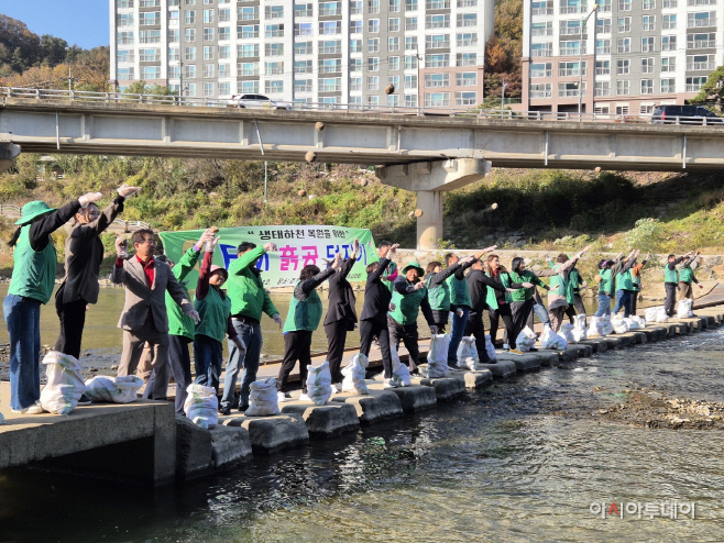 광주시 새마을운동 광주지회 탄소중립사업 EM흙공 던지기