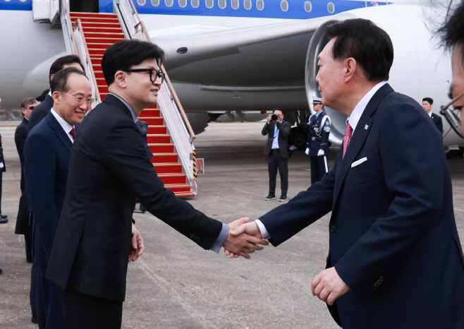 윤석열 대통령, 한동훈 대표와 악수