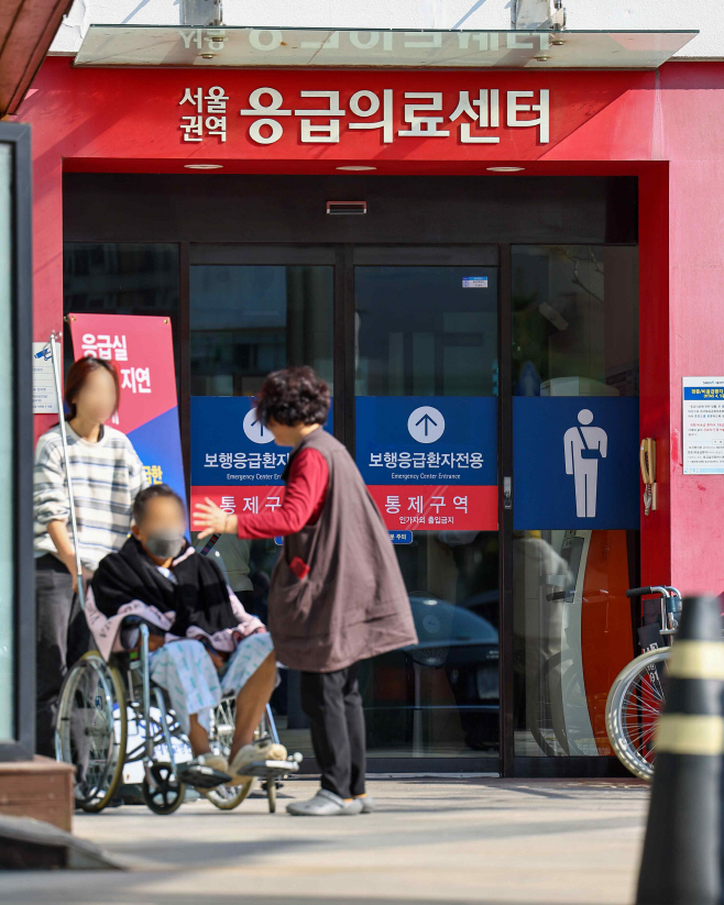 응급실 앞 진료지연 안내문<YONHAP NO-3078>