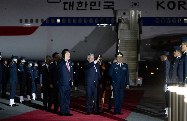 윤석열 대통령, APEC 정상회의 개최지 페루 리마 도착