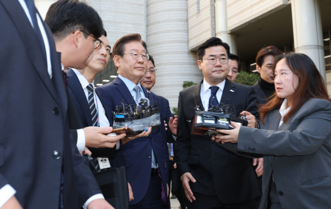 법원 나서는 이재명 대표<YONHAP NO-4012>