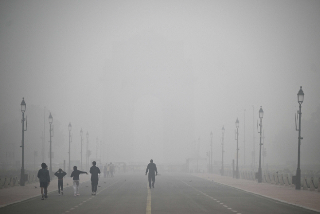 TOPSHOT-INDIA-ENVIRONMENT-POLLUTION <YONHAP NO-0980> (AFP)