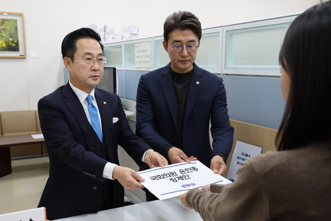 민주당, 윤한홍 징계안 제출<YONHAP NO-4844>