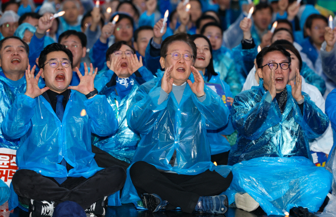 함성 지르는 이재명 대표와 지도부<YONHAP NO-4095>