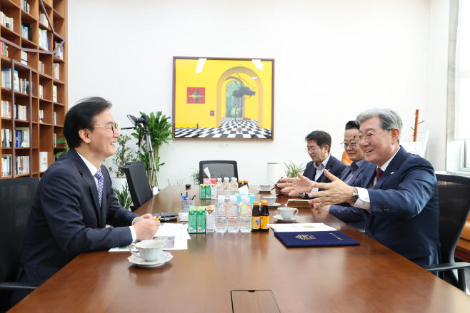 오태완 의령군수(우)와 전재수 국회 문화체육관광위원장(좌)