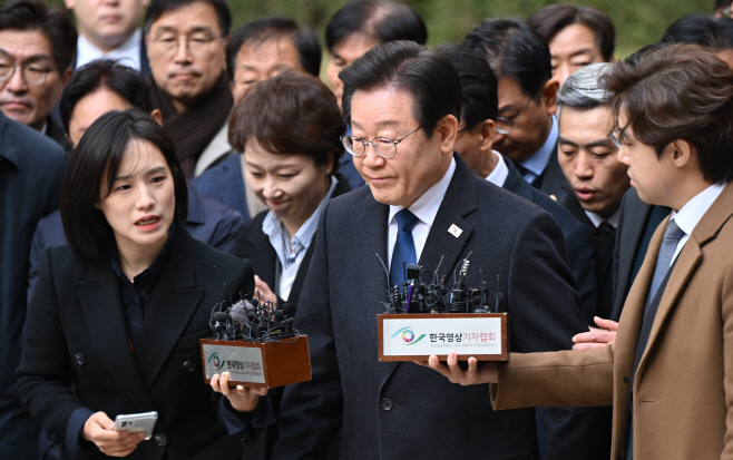 취재진 질문에 답하는 이재명 대표<YONHAP NO-3380>