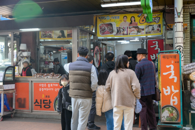 관광지 주변 줄 서는 식당가