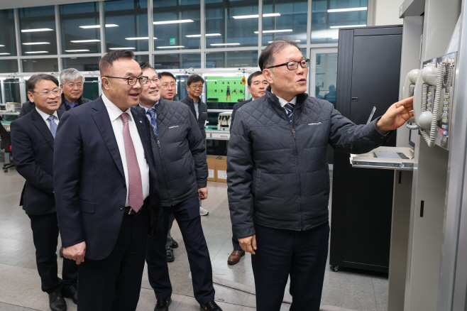 사진3. 황주호 한수원 사장이 (주)일신이디아이 관계자에게 제품 설명을 듣고 있다