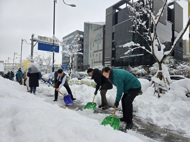 1.(사진)폭설대응 현장 제설작업(1)