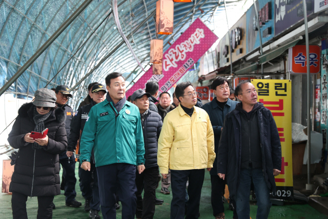 (사진)의왕도깨비시장 천장그늘막 붕괴사고 복구 총력(4)