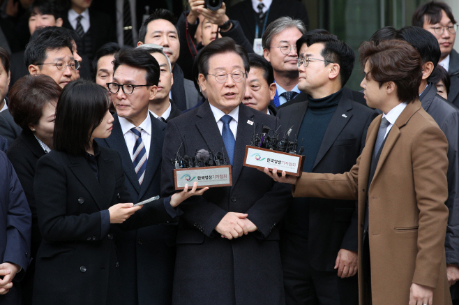 취재진 질문에 답하는 이재명 대표<YONHAP NO-3645>