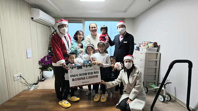 (사진)‘산타 변신’ 이현재 하남시장, 여섯째 출산 가정 방문해 축하 인사