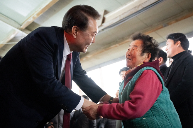 윤석열 대통령, 공주산성시장 방문