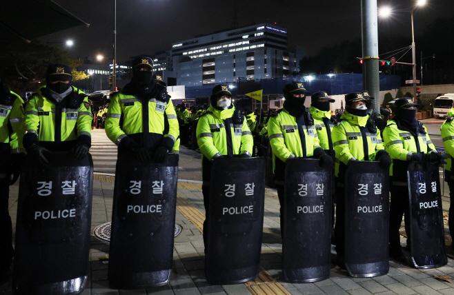 대통령실 청사 앞 경찰들