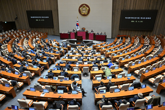 본회의장 대기하는 야당 의원들