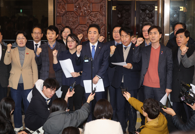 기자회견하는 '윤석열탄핵국회의원연대'