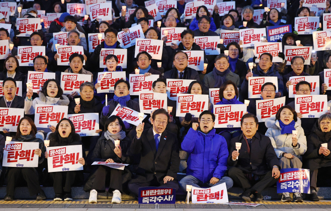 국회 앞 계속되는 대통령 퇴진 집회<YONHAP NO-5830>