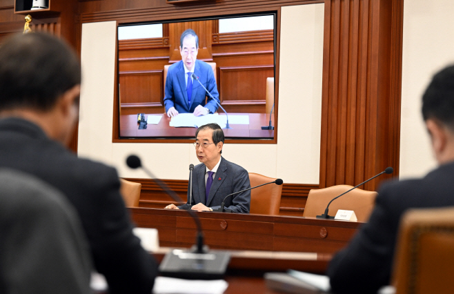 [포토]국정관계장관회의에서 발언하는 한 총리