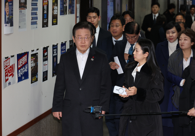 의원총회 참석하는 이재명 대표<YONHAP NO-5306>