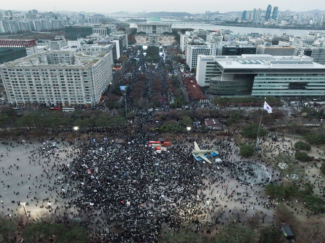 국회 앞 가득 메운 시민들