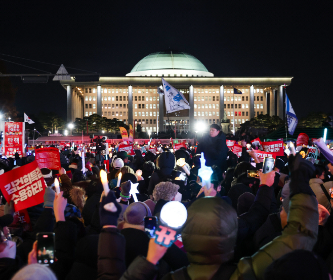 국회 앞에 켜진 촛불