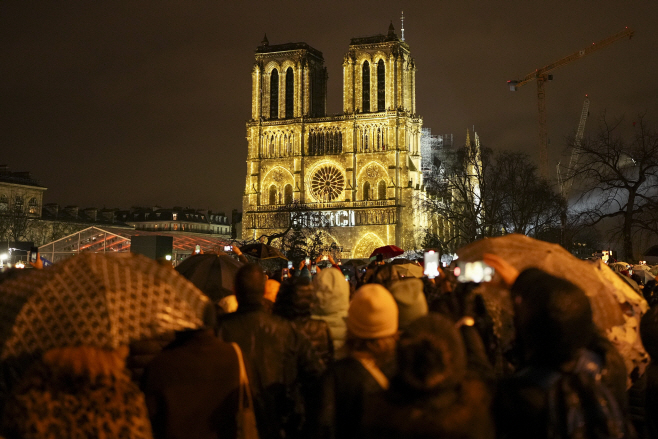 France Notre Dame Reopening <YONHAP NO-3592> (AP)