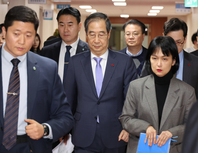 국무위원 간담회 참석하는 한덕수 국무총리