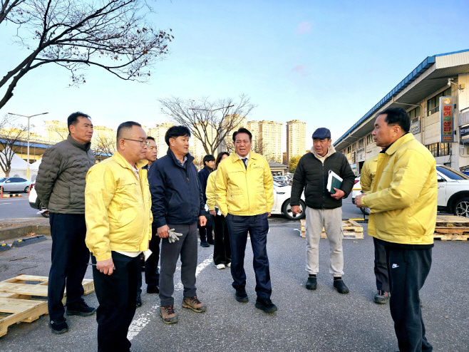 최대호 안양시장 농수산물도매시장 방문 사진1(12월 4일 오후)