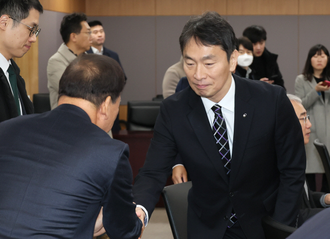 금융상황 점검회의 참석하는 이복현 금융감독원장