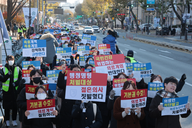 '계엄 규탄' 대학로 모인 젊은의사들