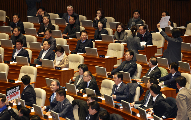 '탄핵 부결 당론' 본회의장 국민의힘 규탄 피켓