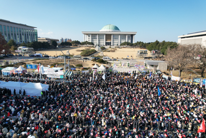 국회 앞에 모인 탄핵 촉구 시민들<YONHAP NO-2276>