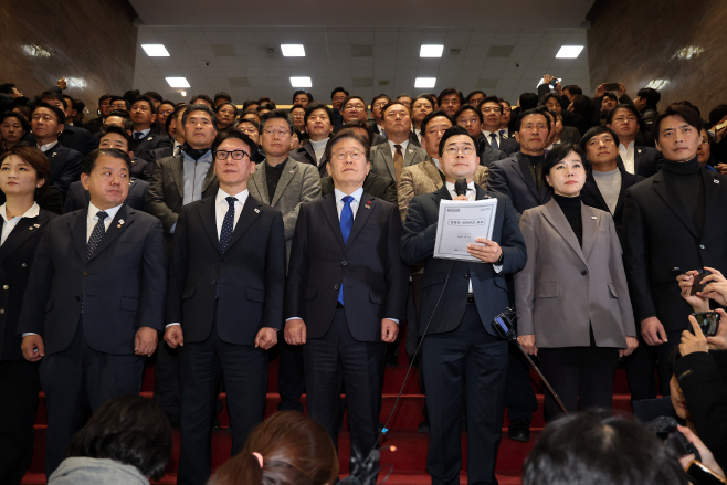 입장 말하는 박찬대 원내대표<YONHAP NO-2801>