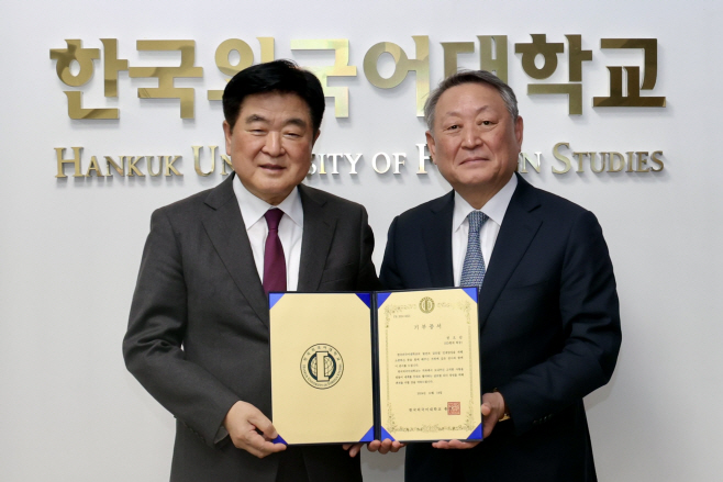 사진.HD현대 권오갑 회장이 19일(목) 후학 양성을 위해 모교인 한국외국어대학교에 발전기금 2억 원을 기부했다.