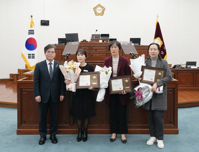 [사진자료] 하남시의회, 12월 19일 제336회 제2차 정례회 제3차 본회의 ‘2024년 4분기 우수공무원’ 시상식.(사진_하남시의회 제공)