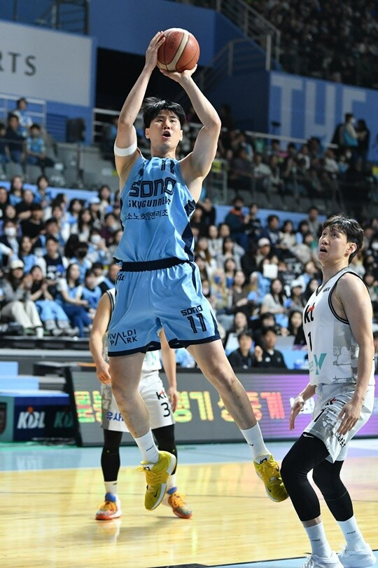 김민욱이 슛을 쏘고 있다. KBL