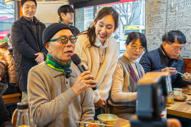 [한국관광공사] 허영만 작가가 홍어에 대해 설명하고 있다