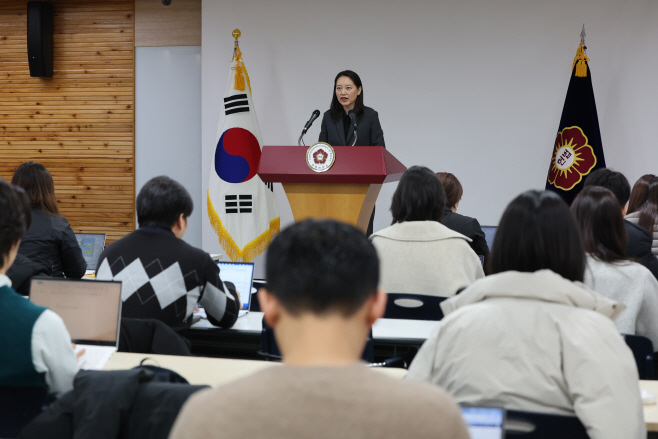 윤석열 대통령 탄핵심판 관련 브리핑하는 헌재 ...<YONHAP NO-2410>