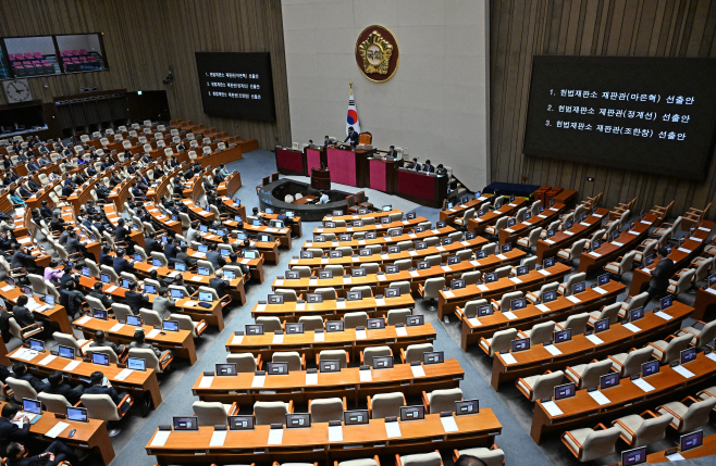 [포토] 헌법재판관 3인 선출안…야당 주도 본회의 통과