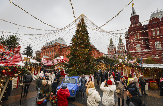 RUSSIA CHRISTMAS NEW YEAR PREPARATIONS <YONHAP NO-3605> (EPA)