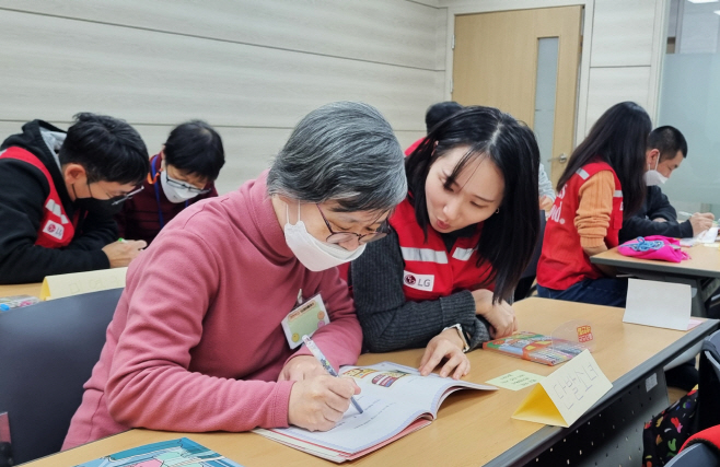 [사진1] '쉬운 가전 프로젝트' 충현복지관 현장