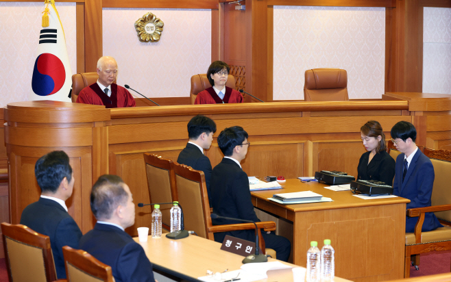 헌재 소심판정 참석하는 정형식-이미선 헌법재판관