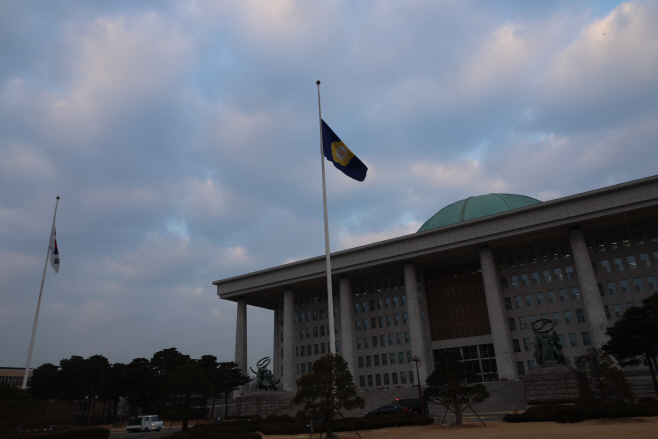 국회에 게양된 제주항공 참사 애도 조기<YONHAP NO-1786>