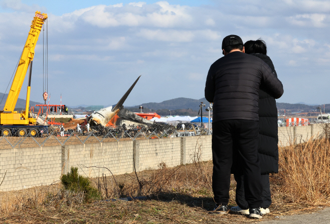 무안 제주항공 여객기 사고현장 찾은 유족들<YONHAP NO-3195>